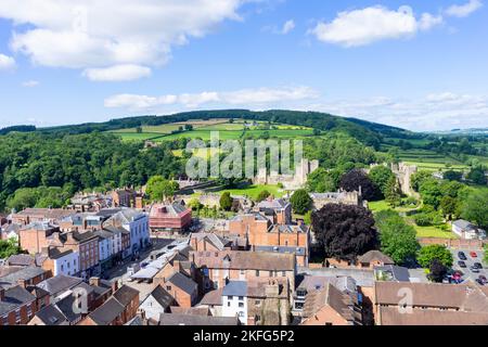 Ludlow Shropshire Blick auf die mittelalterliche Burgruine Ludlow und den Ludlow Market Place Ludlow Shropshire England GB Europa Stockfoto