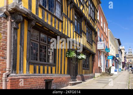 Ludlow Shropshire Gelbes mittelalterliches Tudor-Fachwerkhaus in einer breiten Straße in Ludlow Shropshire England GB Europa Stockfoto