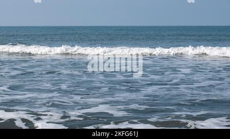 Meeresufer mit sanften Wellen und Mustern von Meeresbrandung und Gezeitenfluss an der Penbryn Beach Cardigan Bay im Südwesten von Wales UK Stockfoto