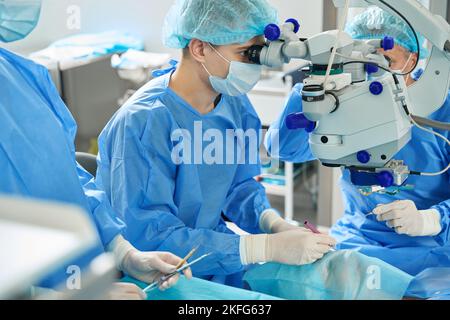 Porträt eines medizinischen Arbeiters auf Augenmikrochirurgie im Krankenhaus Stockfoto