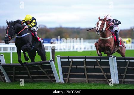 Der Fragesteller, der von Jockey Henry Brooke (rechts) auf dem Weg zum Gewinn der Handicap-Hürde der Paddock Ownership Day Series für Anfänger geritten wurde, mit General Probus, der von Jockey Sam Twiston-Davies auf der Ascot Racecourse den dritten Platz gewann. Bilddatum: Freitag, 18. November 2022. Stockfoto