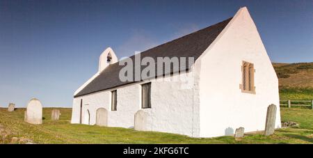 Blick auf die mittelalterliche Kirche des Heiligen Kreuzes am frühen Morgen im Sommer vom neuen Küstenpfad von Ceridigion aus gesehen, Mwnt Wales UK Stockfoto