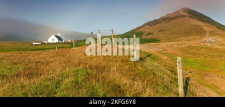 Blick auf die mittelalterliche Mwnt Church of the Holy Cross (National Trust) unterhalb von Foel-y-mwnt im Sommer vom neuen Ceridigion Coastal Path Wales UK aus gesehen Stockfoto