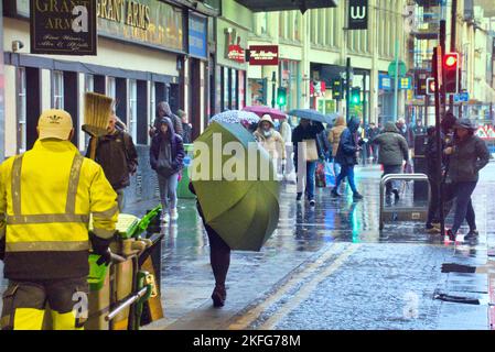 Glasgow, Schottland, Großbritannien 18.. November 2022. Wetter in Großbritannien: Sintflutartiger Regen sah eine Pate von Regenschirmen im Zentrum der Stadt. Credit Gerard Ferry/Alamy Live News Stockfoto