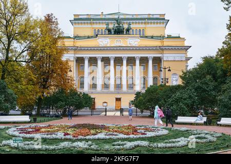 Ansicht des Alexandrinsky-Theaters, erbaut 1832 im Empire-Stil, Architekt Carl Rossi, Wahrzeichen: St. Petersburg, Russland - 05. Oktober 20 Stockfoto