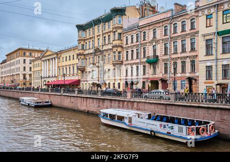 Blick auf die alten Wohn- und profitablen Häuser aus dem 19.. Jahrhundert am Ufer des Gribojedow-Kanals, Wahrzeichen: St. Petersburg, Russland - 05. Oktober 20 Stockfoto