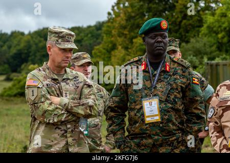 U.S. Army Southern European Task Force, Africa Commanding General Maj. Gen. Todd R. Wasmund, und Brigadier General Bob Paciesky Ogiki Chief of Staff Land Forces Uganda erhalten Informationen über ein Trainingsgebiet während des African Land Forces Colloquium 2022, Grafenwoehr, Deutschland, 15. September 2022. ALFC 22 brachte die Kommandeure der afrikanischen Landstreitkräfte zusammen mit ausgewählten US-Armeeanführern sowie Führern der alliierten und Partnerarmee, um die Sicherheitsherausforderungen der Landstreitkräfte anzugehen. ALFC22 betonte die institutionelle Ausbildung der US-Armee und die Möglichkeiten, „zu trainieren, um zu kämpfen“. Stockfoto