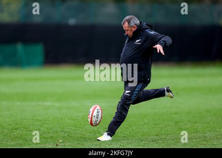 Neuseeland-Cheftrainer Ian Foster während einer Trainingseinheit im Lensbury Resort, Teddington. Bilddatum: Freitag, 18. November 2022. Stockfoto