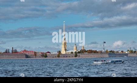 Blick auf die Peter-und-Paul-Festung am Ufer der Newa, gegründet 1703, ein Denkmal der Architektur: St. Petersburg, Russland - 07. Oktober, Stockfoto