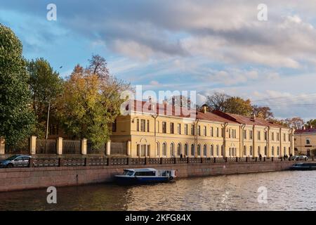 Abendansicht eines der Gebäude der Pädagogischen Universität Herzen am Ufer des Flusses Moika, Wahrzeichen: St. Petersburg, Russland - Oktober 07 Stockfoto