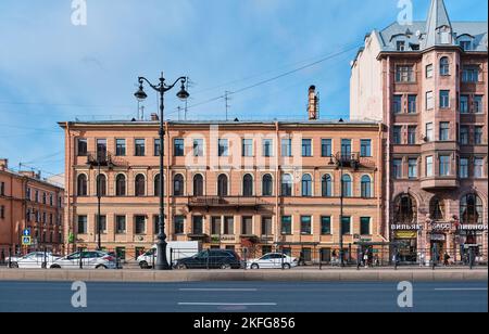 Blick auf das alte, ehemals profitable Haus am Ligovsky Prospekt, erbaut im Eklektizismus-Stil im Jahr 1873, Wahrzeichen: St. Petersburg, Russland - Oktober 08, Stockfoto