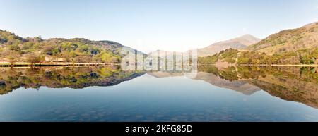 Spiegelbild auf dem Llyn Gwynant Lake im Nantgwynant Valley Snowdonia National Park Gwynedd North Wales, Großbritannien, im späten Frühjahr. Stockfoto