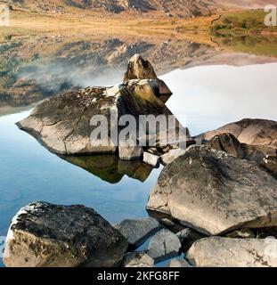 Felsige Ufer Llyn Mymbyr Capel Curig, Snowdonia National Park Gwynedd North Wales UK, späten Frühjahr. Stockfoto