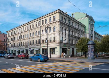 Kreuzung Nevsky Prospekt und Telezhny Pereulok, Blick auf das ehemalige profitable Haus, heute ein Mehrfamilienhaus aus dem Jahr 1880, Stadtbild: St. Peter Stockfoto