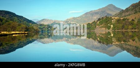 Reflections of Llyn Gwynant ein See im Tal von Nantgwynant im Herzen des Snowdonia National Park Gwynedd North Wales, Großbritannien, Spätherb. Stockfoto