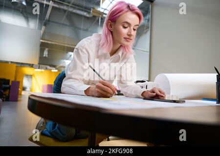 Architekt, der im Büro arbeitet und Notizen über das Projekt macht Stockfoto