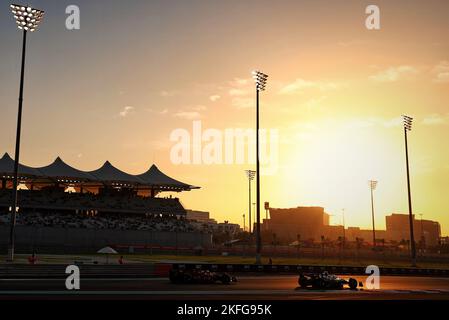 Yuki Tsunoda (JPN) AlphaTauri AT03 und Charles Leclerc (MON) Ferrari F1-75. Abu Dhabi Grand Prix, Freitag, 18.. November 2022. Yas Marina Circuit, Abu Dhabi, VAE. Stockfoto