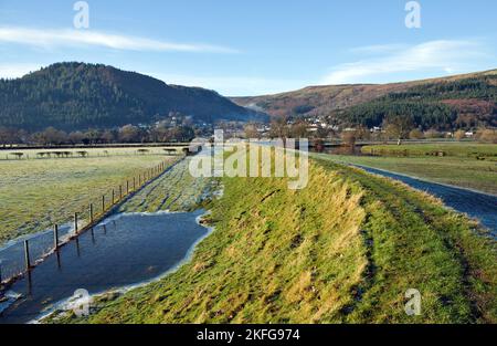 Sperrwerks in der Nähe von Trefriw in Conwy Tal an einem frostigen Wintertag im Snowdonia National Park Gwynedd North Wales UK, Stockfoto