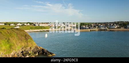 Blick vom Küstenpfad zum Dorf Cemaes die Nordküste auf der Isle of Anglesey, North Wales UK, Sommer Stockfoto