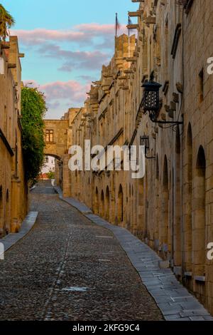 Die Straße der Ritter (Ippoton) in der mittelalterlichen Altstadt von Rhodos, Insel Rhodos, Griechenland, Europa Stockfoto