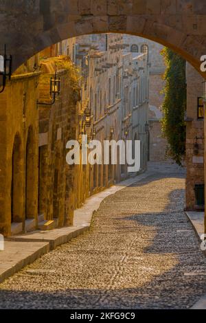 Die Straße der Ritter (Ippoton) in der mittelalterlichen Altstadt von Rhodos, Insel Rhodos, Griechenland, Europa Stockfoto