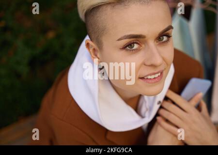 Nahaufnahme einer schönen jungen Frau mit großen Augen und stilvollem Haarschnitt Stockfoto