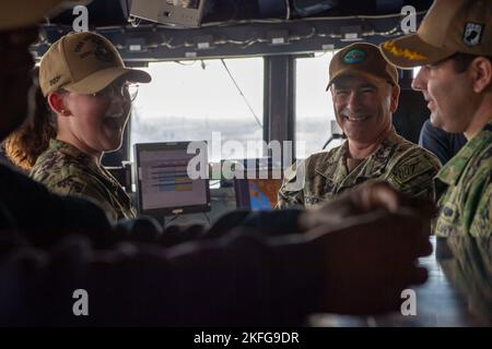 SAN DIEGO (15. September 2022) – Vice ADM. Roy Kitchener, Commander, Naval Surface Force U.S. Pacific Fleet, führt durch die Arleigh Burke-Klasse des Lenkraketen-Zerstörers USS Stockdale (DDG 106). Während der Tour evaluierte Kitchener den aktuellen Stand der Bereitschaft von Stockdale und traf sich mit Matrosen. Stockfoto