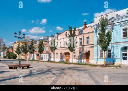 Fußgängerzone, alte restaurierte Häuser aus dem 19.. Jahrhundert des Rogozhskaya Yamskaya Sloboda Ensembles, Wahrzeichen, Stadtbild: Moskau, Russland - 14. August 2022 Stockfoto