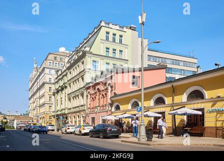 Alte Balchug-Straße, Blick auf die städtischen Anwesen der 18.-19. Jahrhunderte, Stadtbild: Moskau, Russland - 17. August 2022 Stockfoto