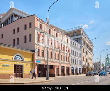 Blick auf das moderne Business Center Balchug Plaza von der Balchug Street Seite, Stadtbild: Moskau, Russland - 17. August 2022 Stockfoto