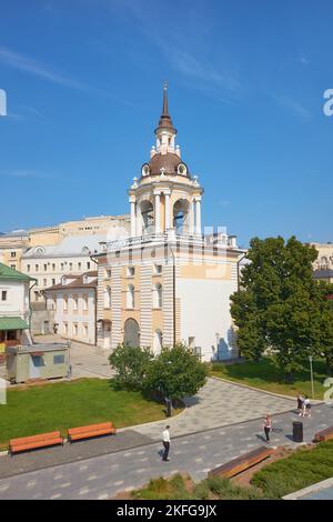 Ehemaliger Glockenturm des Znamenski-Klosters im Zaryadye-Park, erbaut 1784-1789, Varvarka-Straße, Wahrzeichen: Moskau, Russland - 17. August 2022 Stockfoto