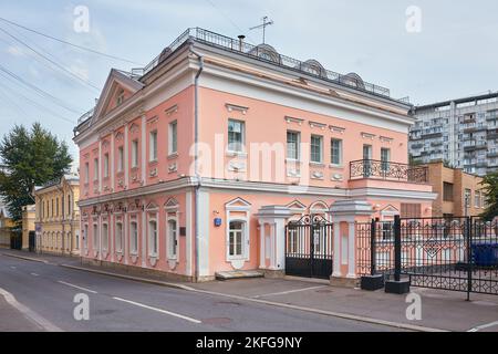 Malaya-Polyanka-Straße, Ansicht des ehemaligen Barjatinsky-Stadtguts, 18.-19. Jahrhundert, Wahrzeichen: Moskau, Russland - 19. August 2022 Stockfoto