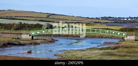 Neuer Brückenabschnitt des Isle of Anglesey Coastal Path über die Alaw-Mündung an der Westküste auf der Isle of Anglesey North Wales UK Summer Stockfoto