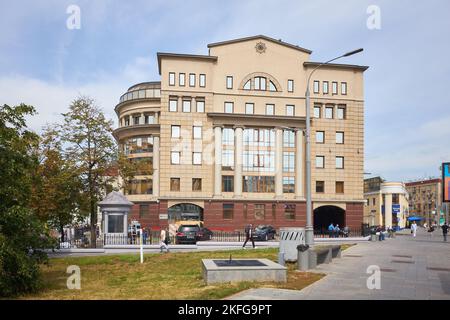 Das moderne Bürogebäude, in dem sich die Interros Investment Company befindet, Bolshaya Yakimanka Street, erbaut 1997: Moskau, Russland - 19. August 2022 Stockfoto