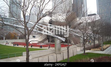 CHICAGO, ILLINOIS, USA - 12. Dez 2015: Blick auf den Jay Pritzker Pavilion in der Innenstadt von Chicago an einem regnistrachen Wintertag Stockfoto