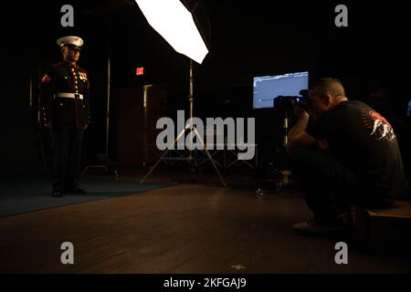 Pat Molnar, rechts, CEO und Fotograf von Molnar Photography, fotografiert US Marine Corps Lance CPL. Lazaro Rodriguezcobos, links, ein Betreiber von Schwermaschinen (HE) mit HE Platoon, 8. Engineer Support Bataillon, 2. Marine Logistics Group, während eines Fotoshootings auf dem Marine Corps Base Camp Lejeune, North Carolina, 15. September 2022. Das Marine Corps Recruiting Command veranstaltete einen Casting-Call mit Marineinfannen in Dresseblues, um die Gesichter der nächsten Generation des Marine Corps zu präsentieren. Stockfoto