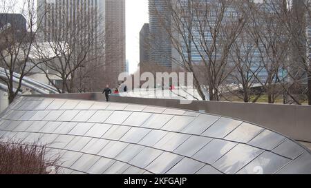 CHICAGO, ILLINOIS, USA - 12. Dez 2015: Blick auf die BP Fußgängerbrücke in der Innenstadt von Chicago an einem bewölkten Wintertag Stockfoto