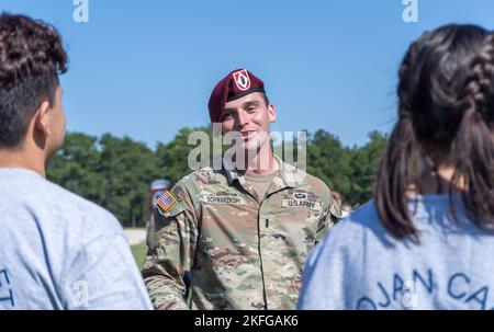 1. LT. Brian Schwarzkopf, ein Offizier der 20. Engineer Brigade, erzählt Studenten der West Brunswick High School während des Meet Your Army Day auf Fort Bragg, NC, 15. September 2022 seine Armeegeschichte. Meet Your Army Day gab potenziellen Rekruten die Möglichkeit, sich über verschiedene Berufsfelder und Möglichkeiten für die persönliche und berufliche Entwicklung in der US-Armee zu informieren. (USA Army Fotos von SPC. Jasmalyn Sihakhom.) Stockfoto