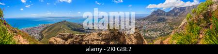 Foto von Kapstadt und Tafelberg vom Aufstiegspfad zum Lions Head während des Tages in bleuem Himmel mit weißen Wolken, fotografiert in South AFR Stockfoto