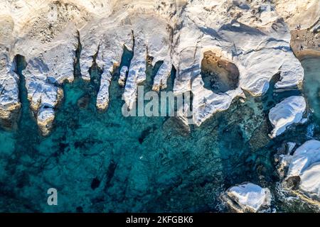 Weiße Felsen und Meereshöhlen Küstenpanorama von oben, in der Nähe von Paphos, Zypern Stockfoto