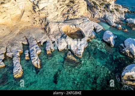 Weiße Felsen und Meereshöhlen Küstenpanorama von oben, in der Nähe von Paphos, Zypern Stockfoto