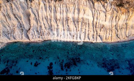 Luftpanorama der Klippen von Cape Aspro von Drohne, Limassol, Zypern Stockfoto