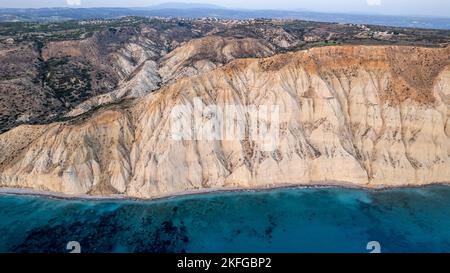 Luftpanorama der Klippen von Cape Aspro von Drohne, Limassol, Zypern Stockfoto