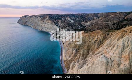 Sonnenuntergang in der Nähe von Kap Aspro Klippen Luftpanorama von Drohne, Limassol, Zypern Stockfoto