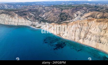 Luftpanorama der Klippen von Cape Aspro von Drohne, Limassol, Zypern Stockfoto