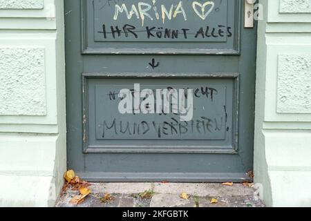 Du kannst alles tun, aber meinen Mund, geschrieben auf einer Holztür in Berlin, nicht verbieten Stockfoto