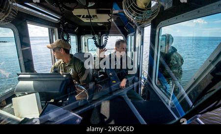 US Air Force Maj. General Corey Martin, Kommandant der 18.. Luftwaffe, spricht während einer Tour auf der MacDill Air Force Base, Florida, am 15. September 2022 mit Marine-Patrolmännern, die dem 6. Security Forces Squadron zugewiesen wurden. Martin ritt mit den Patrolmännern, um die Rollen und Verantwortlichkeiten bei der Bereitstellung von Basissicherheit für einen großen Küstenstreifen besser zu verstehen. Die 6. SFS Marine Patrol Unit ist die einzige voll einsatzfähige Einheit der Luftwaffe mit 24/7 Einheiten und ist für den Schutz eines der größten Küstenverbotsgebiete im Verteidigungsministerium verantwortlich. Stockfoto