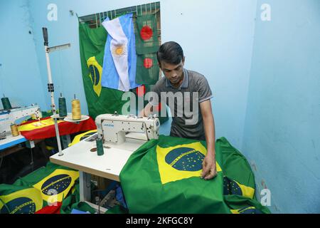 Ein bangladeschischer Arbeiter, der Flaggen für den Fußball der FIFA Fußball-Weltmeisterschaft näht und Nationen vor dem Katar 2022 spielt, in Narayanganj, am Stadtrand von Dhaka, Bangladesch, am 18. November 2022. Foto von Kanti das Suvra/ABACAPRESS.COM Stockfoto