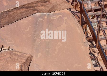 Twyfelfontein, Namibia - 07-16-2013: Felsgravuren sind ein UNESCO-Weltkulturerbe im Norden Namibias Stockfoto