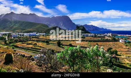 Gran Canaria (Gran Canaria) Insellandschaft - spektakuläre Aussicht auf Agaete Stadt und Puerto de las Nieves, Kanarische Inseln in Spanien Stockfoto